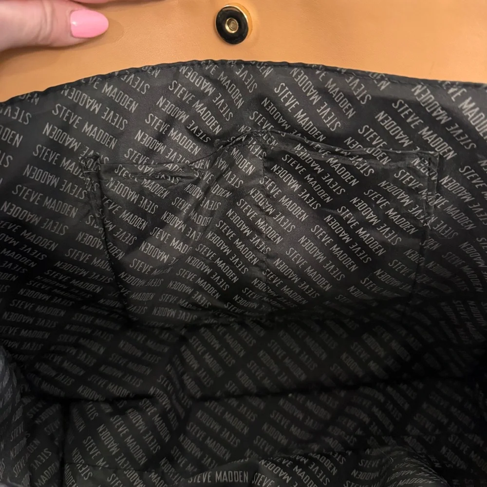 Steve Madden Large Logo Embossed Tote Tan Shoulder Bag Gold Hardware - Picture 7 of 12